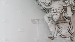 雕塑的一个年老的小和胡子滑稽的人，侏儒，作为一个at