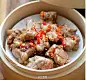 [豆豉蒜蓉蒸排骨] 【豆豉蒜蓉蒸排骨】排骨洗净沥干水份，豆豉剁成碎粒，蒜剁成蓉，小米辣剁碎；排骨内加入盐、糖、碎豆豉，蒜蓉用手抓匀；最后加入豆粉，香油抓匀，腌制1小时以上；入锅蒸20分钟后撒上小米辣即可。详细做法 &gt;&gt;&gt;&gt;&gt;