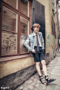 郑号锡（J-hope）
夏日搭配：
白衬衫搭配花色的领带
浅色牛仔外套
黑色短裤
黑色横带的凉鞋
注意：鸭舌帽反戴人人都是小可爱~