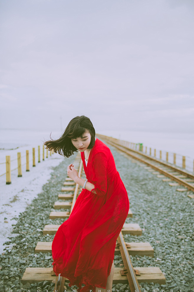 茶卡的风吹起你的红裙子

摄影：洪小漩
...