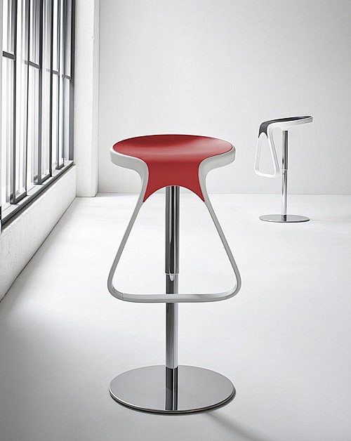 此高脚椅的设计灵感来自代表无限大的符号，...