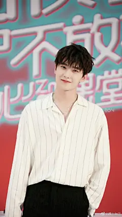 #杨洋特战荣耀##杨洋急先锋# 

一想到你，闭上眼就有思念在蔓延，星河遥远也好像触手可及。@杨洋 ​​​​