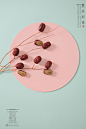 Nuts Photography 两只狗关于坚果的设想 : 两只狗关于坚果的设想 | 空间设计 电商摄影作品集 空间设计：灰狗公园摄影：陈燕飞（叫我旺财）这一次跟设计师灰狗公园合作，经常叫人喊我旺财，所以说这是两只狗的设计作品。用了两个工作日拍摄的地上地下坚果产品，还是坚持简单直白的拍摄手法，加了一些背景虚化和扁平化的消费场景，看你更喜欢那种？图片拍摄用了3个工作日，空间设计差不多用了一个月，灰狗很郁闷，他觉得空间作业比摄影难度大多了，地上地下第一家店在郑州高铁站，灰狗需要从杭州飞去郑州监工，的确比我辛苦