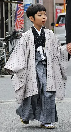 Boy in traditional costume visit the Shinto shrine as part of a coming-of-age celebration. Tokyo, Japan. Photographer Laurent T (aka thery...)
