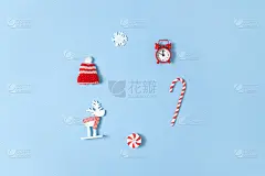 简单创意圣诞作文。糖果手杖，鹿，帽子，雪花，红色时钟在蓝色背景，复制空间。最小的风格。前视图。水平的