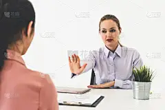 两名年轻女商人会面面谈.