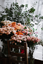 花店鲜花送花:不同的鲜花堆放在一起，橘红色，糊色;不同类型的玫瑰和毛茛与桉树的背景