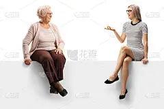 年长的和年轻的女人坐在一个小组里聊天