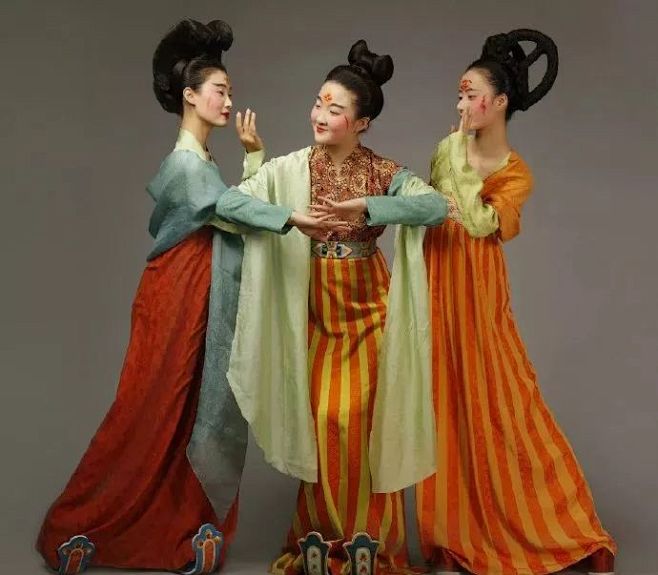 《国家宝藏》里穿上她复原的唐装，让敦煌壁画复活！_楚艳 : 再现了初唐时大唐女子的流行风尚 服饰复原就承载了她儿时的梦想 她们身上的彩衣也是由 ...