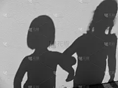 女孩的影子在墙上