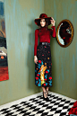 Alice + Olivia 2016秋冬系列当地时间2月16日，Alice + Olivia 于纽约时装周发布2016秋冬系列。本季系列在品牌一贯的复古风情中增加了少许的叛逆元素，朋克感十足的皮质棒球衫，铆钉装饰的短款皮质上衣让复古的Alice + Olivia女郎也可以大秀帅气。高腰的喇叭裤在Alice + Olivia这一系列强势回潮，各类动物印花抢镜又时髦。