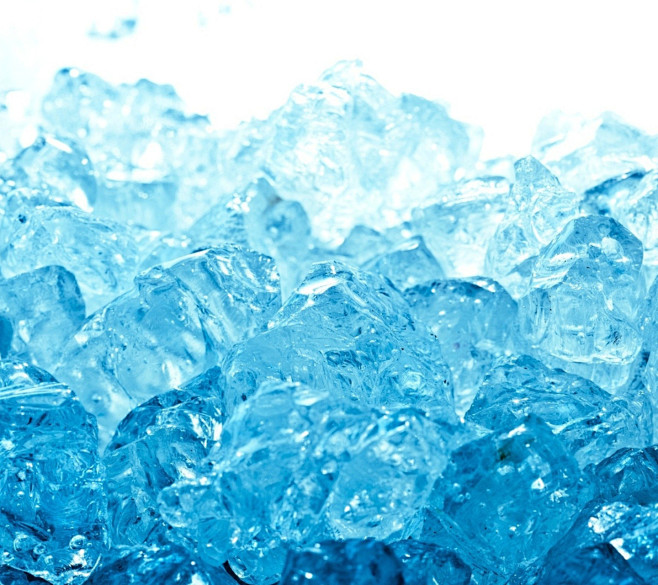 蓝碎冰冰块冰爽饮料冰镇解暑解渴背景冷