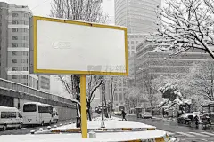 城市街道上的空白广告牌