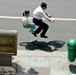 来自国内又一个牛人赵华森的作品，不知道他是利用了怎样的一些拍摄技巧，让这些城市中骑着自行车的人失去了他们的自行车，看上去就像是在悬空漂浮，但是地上的影子却又揭示了自行车的存在……