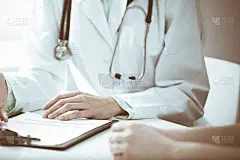 医生和女病人坐在诊所靠窗的桌旁交谈。医学保健理念。绿色是主色调