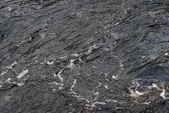 波涛汹涌的河流表面的波浪和漩涡