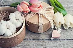 粉色白色的郁金香花和手工礼品