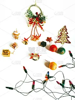 圣诞节装饰在孤立的白色背景与复制空间