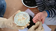 年轻母亲的不合格证显示了她儿子的品质种子。小助手的概念。园艺家的爱好。