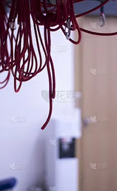 悬挂训练物理治疗运动器材与红绳重力体重阻力训练。