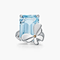 Return to Tiffany™ Love Bugs 系列:纯银和 18K 玫瑰金镶嵌蓝色托帕石蝴蝶戒指
