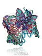  肖邦Chopard's也开始用钛金属做首饰，Transformable Haute Joaillerie系列的这只手镯上面的三只蝴蝶可拆卸 ，大的一只是胸针，两只小的是耳坠。