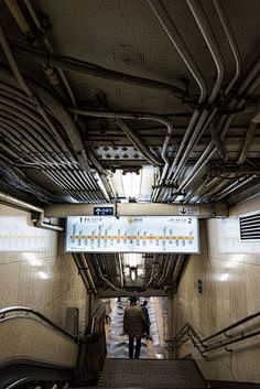 神田駅壁面と床のタイルが特徴的。渋谷側か...