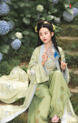 琉璃又挂新珠，淋沥不堪惹心烦。 雾里楼中，­光影留连。念念不思身上单，怨天寒。 ­忆往尘。烟波江上，轻笛吹雨，灯火阑珊，一棹画中游玩。 ­湖心亭中，两道素衫，月冷风清细雨暖。 相互枕藉，耳鬓稍搔，鸳飞鹤惊，梦里周公犹道烦。 ­而今却，已千年，纵使轮回已万难。泪湿千丈衫。