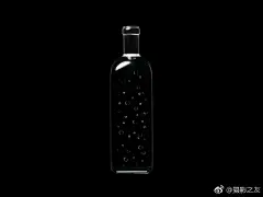 东京Nendo工作室设计的「雨瓶」。每个瓶身描绘着雨的不同形态，除了一般的濛濛细雨和瓢泼大雨，甚至还有春季夹杂着灰尘和花粉的雨露kaiu。总计20种，借以表达出日本文化之细腻。 ​​​​