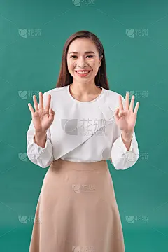 美丽的年轻优雅的女子在孤立的背景下挥手问好，快乐的微笑，友好的欢迎手势