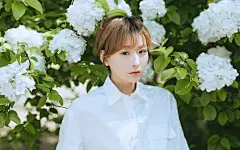 气质短发美女户外写真宽屏桌面壁纸