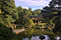 京都赏园记-池泉园 游园惊梦（一） : 相较于枯山水，自然风景园就更直观，更具观赏性了。这类园林里多以池泉为中心，称为池泉园。京都寺院里拥有池泉园的不在少数，其中不乏小巧精致、灵秀可人的，但若拿来和桂离宫、修学院离宫的庭园相比，却又有点黯…