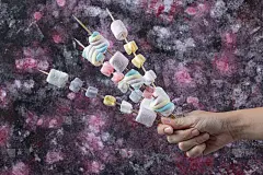 棉花糖放在木棍上烤