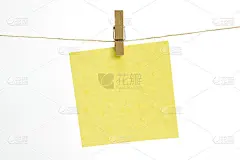 一张空纸条，用晾衣夹挂在绳子上，孤立在白色的纸上。在绳索模型模板上空白黄色卡片。