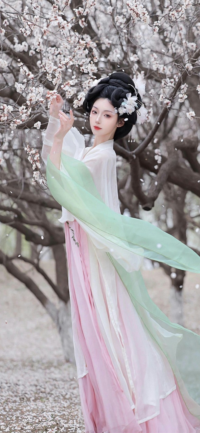 花香暗自许，浓淡两相知
采集@别致的七
...