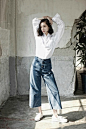 水原希子 （Kiko Mizuhara），白色长袖衬衫+蓝色阔腿九分牛仔裤+白色系带帆布鞋-Hi潮-明星衣橱、潮流、韩版、欧美、穿着、搭配、配饰- 轻时尚 潮生活