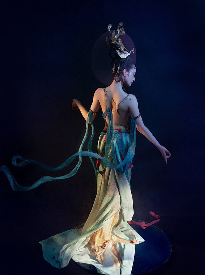 轻盈舞殿三千女缥缈飞天十二台定有仙人来种玉蓝田归计少徘徊8