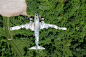 克罗地亚zel爪哇空军基地和废弃的道格拉斯C-47飞机在空军基地入口。它位于克罗地亚和波斯尼亚-黑塞