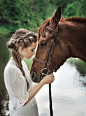 【美图分享】Dmytro Gilitukha的作品《Woman touching horse face》 #500px# @500px社区