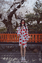 #杨幂#再次挑战新风格！樱花树下的仙女，明明就是十八岁啊~ ​​​​