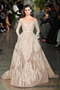 Elie Saab Spring 2015 Couture。艾莉·萨博2015春夏巴黎高级定制时装周在一片片绿色植被花丛中拉开帷幕。本季，以“忧伤的挽歌”向家乡贝鲁特致敬，Elie Saab以“花”为主题，重笔墨于轻盈的流苏与立体花朵装饰之上，结合他对美的深刻理解，用亮片刺绣点缀于薄纱中，轻绢曼纱、珠罗蕾丝，宛若花仙精灵，美得令人窒息。