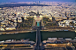 拍摄自铁塔顶端。巴黎，法国首都。与纽约，东京，伦敦并称四大世界级城市。建设方面一直保持着过去的印记，只是现代化了交通水电设施等等。从埃菲尔铁塔上面俯瞰到的，是巴黎很具有历史的街道。远处的一片高楼是拉德芳斯商务区，如果画面向右倾斜一点，就能看见著名的香榭丽舍大道。下面就是塞纳河。