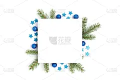 纸卡模板与框架制成的蓝色圣诞玩具。