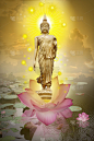 佛像站在河中粉红色的莲花上，背景是金色的天空。