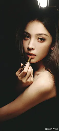 古力娜扎今日壁纸：干练长发抹胸...@老男人笔记的动态