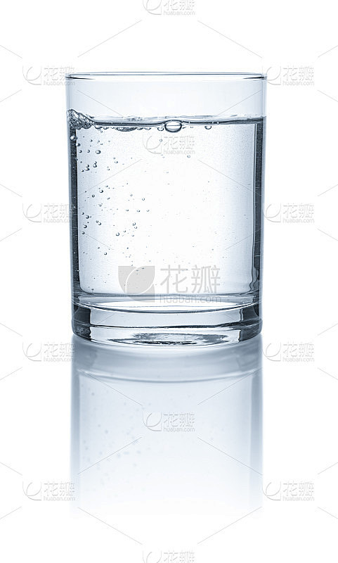 白底上有水的玻璃杯
