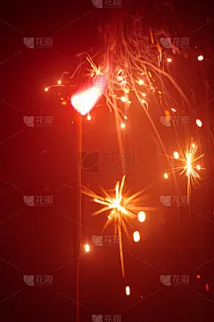 圣诞烟花在阴霾与红色的光