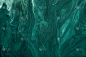 流体艺术。液体丝绒翡翠绿色抽象水滴和波浪。大理石效果的背景或纹理