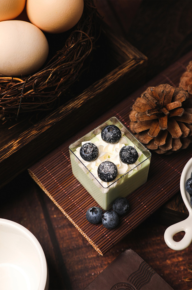 简约松果蓝莓蛋糕甜品美食摄影图片-众图网