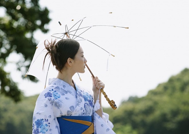 夏日里打伞的日本女人图片